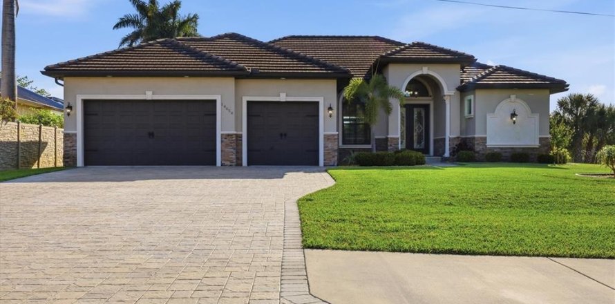 Casa en Port Charlotte, Florida 3 dormitorios, 199.65 m2 № 2098122