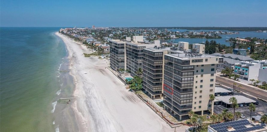 Condominio en Madeira Beach, Florida, 2 dormitorios № 1906472