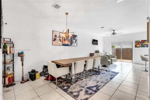 Townhouse in Miami, Florida 3 bedrooms, 167.6 sq.m. № 1741609 - photo 11