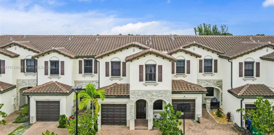 Townhouse in Miami, Florida 3 bedrooms, 167.6 sq.m. № 1741609