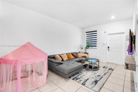 Townhouse in Miami, Florida 3 bedrooms, 167.6 sq.m. № 1741609 - photo 15