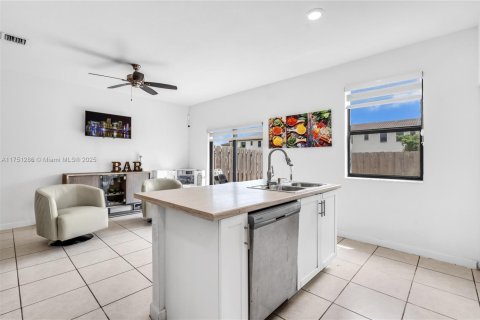 Townhouse in Miami, Florida 3 bedrooms, 167.6 sq.m. № 1741609 - photo 9