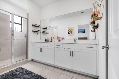 Townhouse in Miami, Florida 3 bedrooms, 167.6 sq.m. № 1741609 - photo 20