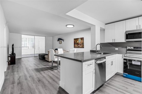 Купить кондоминиум в Майами, Флорида 1 комната, 93.09м2, № 1939950 - фото 1