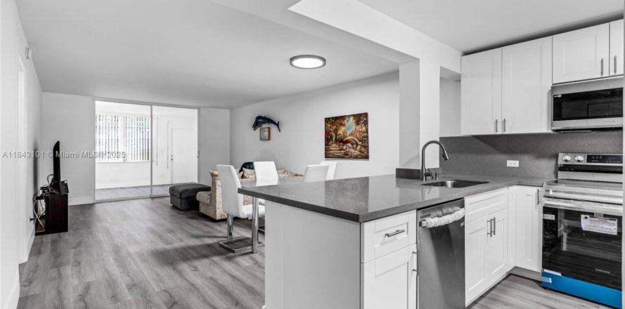 Студия в кондо в Майами, Флорида № 1939950