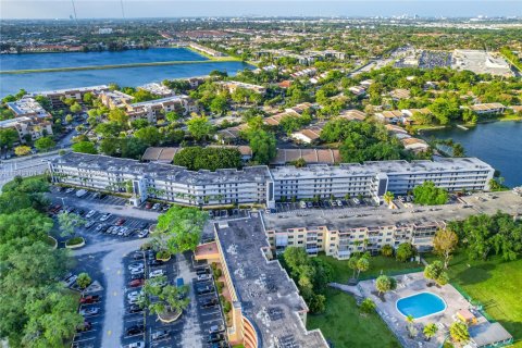 Купить кондоминиум в Майами, Флорида 1 комната, 93.09м2, № 1939950 - фото 18