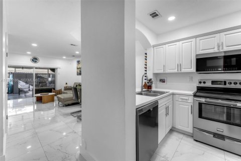 Купить таунхаус в Суитуотер, Флорида 2 спальни, 106.84м2, № 2048093 - фото 3