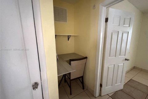 Снять в аренду виллу или дом в Майами-Гарденс, Флорида 4 спальни, 89.19м2, № 2004351 - фото 6