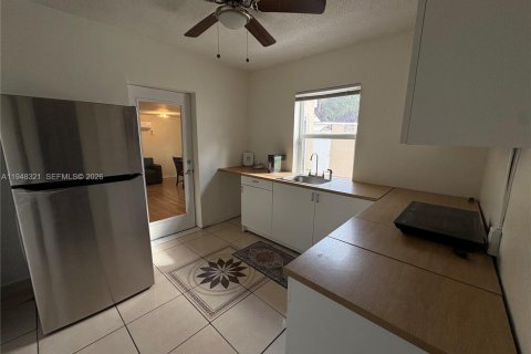 Снять в аренду виллу или дом в Майами-Гарденс, Флорида 4 спальни, 89.19м2, № 2004351 - фото 3