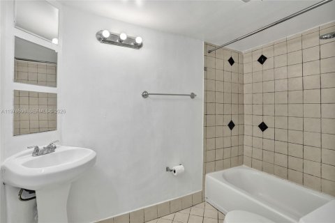Condo in Miami, Florida, 1 bedroom  № 2044399 - photo 22