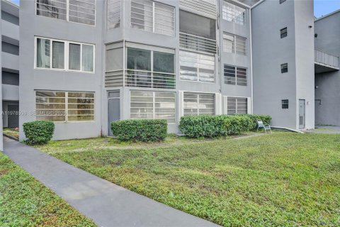 Condo in Miami, Florida, 1 bedroom  № 2044399 - photo 24