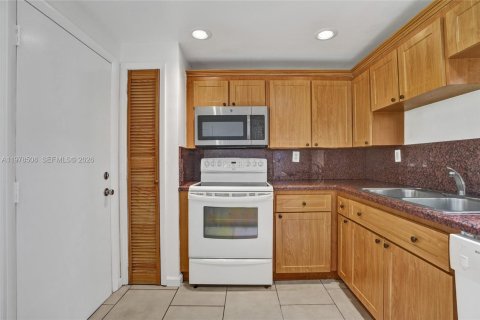 Condo in Miami, Florida, 1 bedroom  № 2044399 - photo 5
