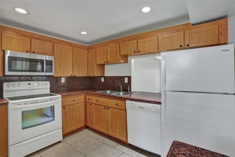 Condo in Miami, Florida, 1 bedroom  № 2044399 - photo 6