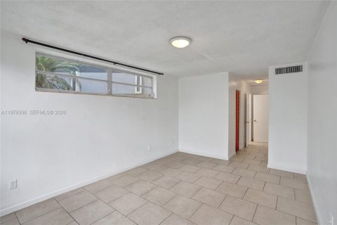 Condo in Miami, Florida, 1 bedroom  № 2044399 - photo 16