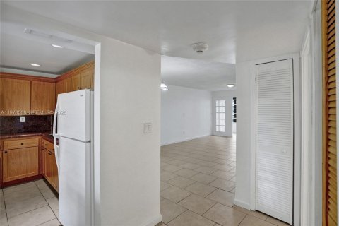 Condo in Miami, Florida, 1 bedroom  № 2044399 - photo 3