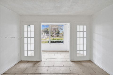 Condo in Miami, Florida, 1 bedroom  № 2044399 - photo 13