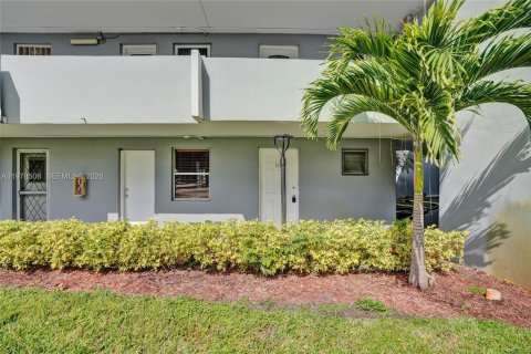 Condo in Miami, Florida, 1 bedroom  № 2044399 - photo 2