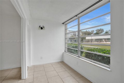 Condo in Miami, Florida, 1 bedroom  № 2044399 - photo 14