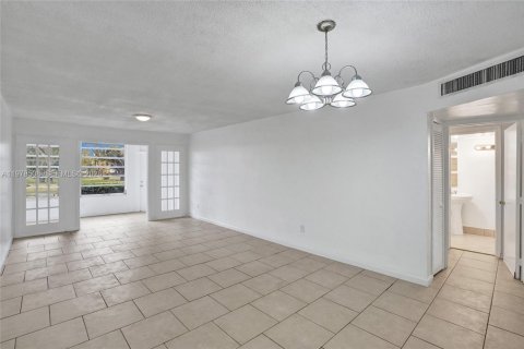 Condo in Miami, Florida, 1 bedroom  № 2044399 - photo 11