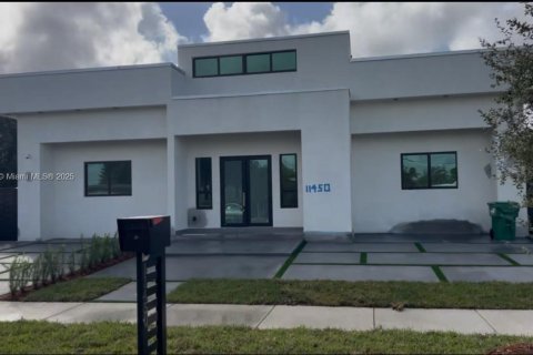 Снять в аренду виллу или дом в Майами, Флорида 4 спальни, № 1967810 - фото 1