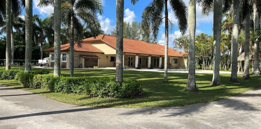 Дом в Майами, Флорида 7 спален, 403.47м2 № 1996218