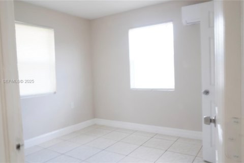 Villa ou maison à louer à Homestead, Floride: 2 chambres, 147.99 m2 № 1986858 - photo 5