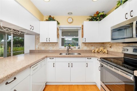 House in Sarasota, Florida 3 bedrooms, 135.64 sq.m. № 2208952 - photo 17