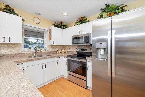 House in Sarasota, Florida 3 bedrooms, 135.64 sq.m. № 2208952 - photo 18