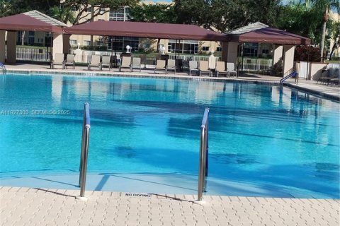 Copropriété à vendre à Tamarac, Floride: 3 chambres, 217.58 m2 № 1988203 - photo 4