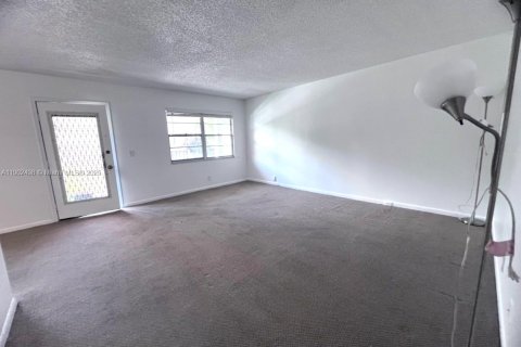 Condo in Pembroke Pines, Florida, 2 bedrooms  № 1953880 - photo 6