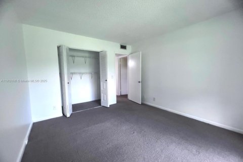 Condo in Pembroke Pines, Florida, 2 bedrooms  № 1953880 - photo 11