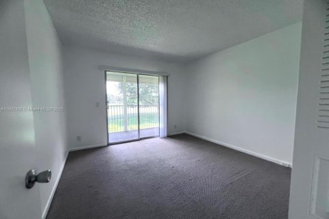 Condo in Pembroke Pines, Florida, 2 bedrooms  № 1953880 - photo 10