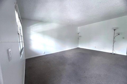 Condo in Pembroke Pines, Florida, 2 bedrooms  № 1953880 - photo 5