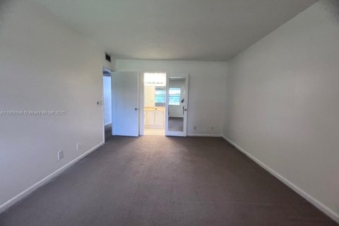 Condo in Pembroke Pines, Florida, 2 bedrooms  № 1953880 - photo 13
