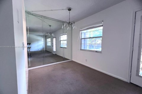 Condo in Pembroke Pines, Florida, 2 bedrooms  № 1953880 - photo 7