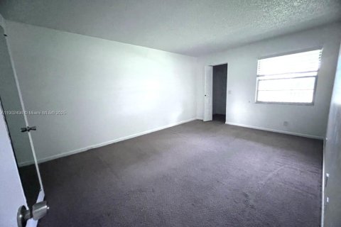 Condo in Pembroke Pines, Florida, 2 bedrooms  № 1953880 - photo 12