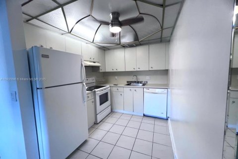 Condo in Pembroke Pines, Florida, 2 bedrooms  № 1953880 - photo 8