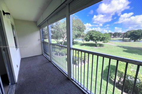 Condo in Pembroke Pines, Florida, 2 bedrooms  № 1953880 - photo 4