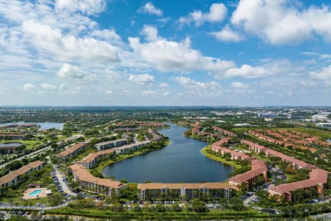 Condo in Pembroke Pines, Florida, 2 bedrooms  № 1953880 - photo 2