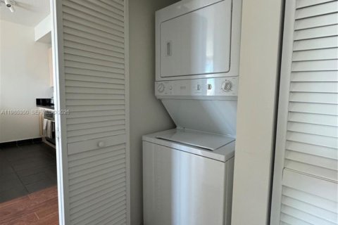 Condo in Miami, Florida, 1 bedroom  № 2046991 - photo 12