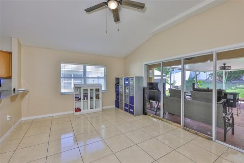 House in Valrico, Florida 3 bedrooms, 155.8 sq.m. № 1902448 - photo 13