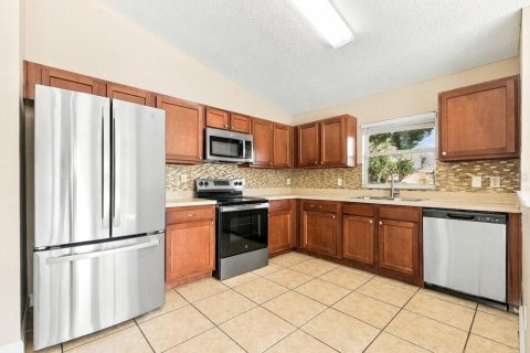 Villa ou maison à louer à Lake Mary, Floride: 3 chambres, 179.21 m2 № 2434522 - photo 3