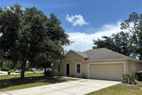 House in Poinciana, Florida 3 bedrooms, 129.88 sq.m. № 2277984 - photo 2