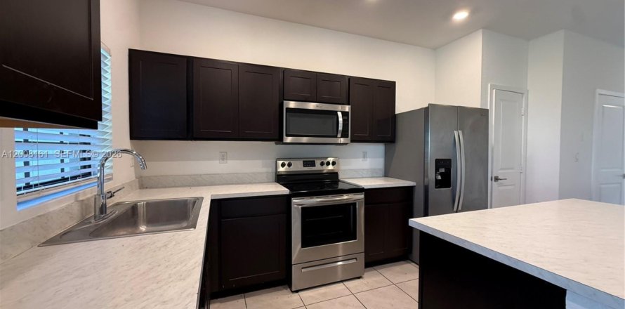 Adosado en Florida City, Florida 3 dormitorios, 136.19 m2 № 2145687