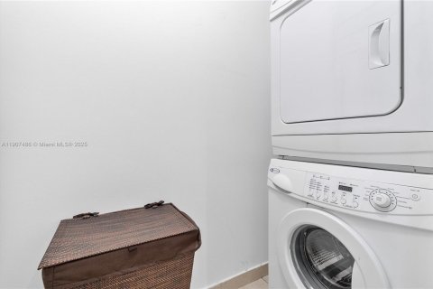 Купить кондоминиум в Майами, Флорида 2 спальни, 116.78м2, № 1963493 - фото 15