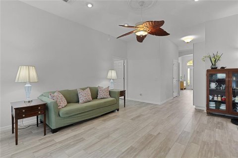 Townhouse in The Villages, Florida 3 bedrooms, 208.47 sq.m. № 1792947 - photo 15
