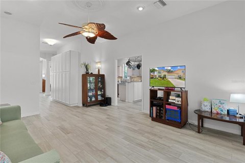 Townhouse in The Villages, Florida 3 bedrooms, 208.47 sq.m. № 1792947 - photo 17