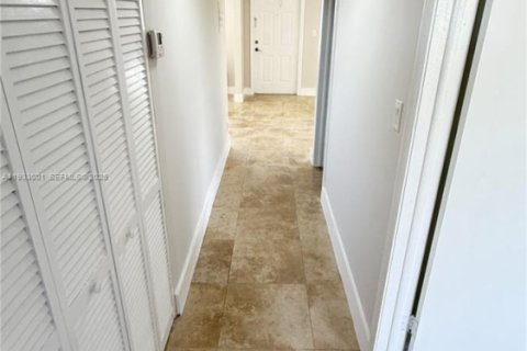 Condo in Dania Beach, Florida, 2 bedrooms  № 1991800 - photo 19