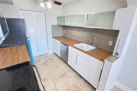 Condo in Dania Beach, Florida, 2 bedrooms  № 1991800 - photo 6