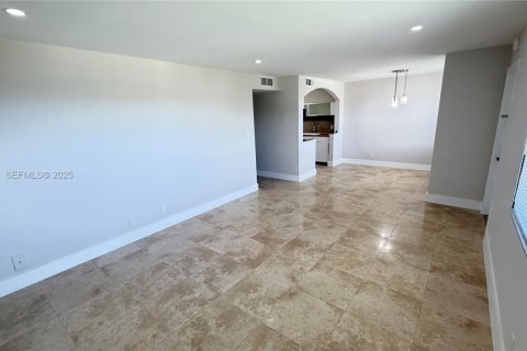 Condo in Dania Beach, Florida, 2 bedrooms  № 1991800 - photo 7